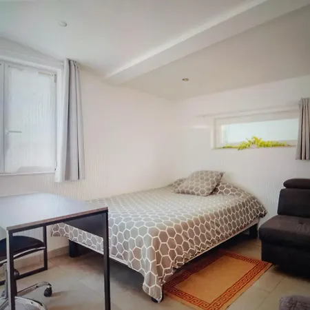 Apartment Meuble Parking Et Espace Velo A